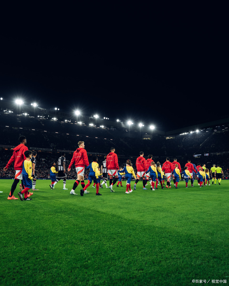 足球俱乐部球员们在休息间隙互动频繁