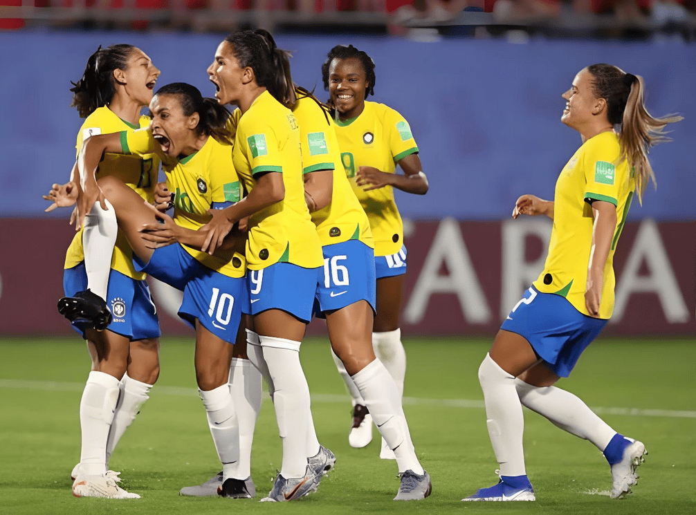 加拿大女足精彩进攻夺得胜利