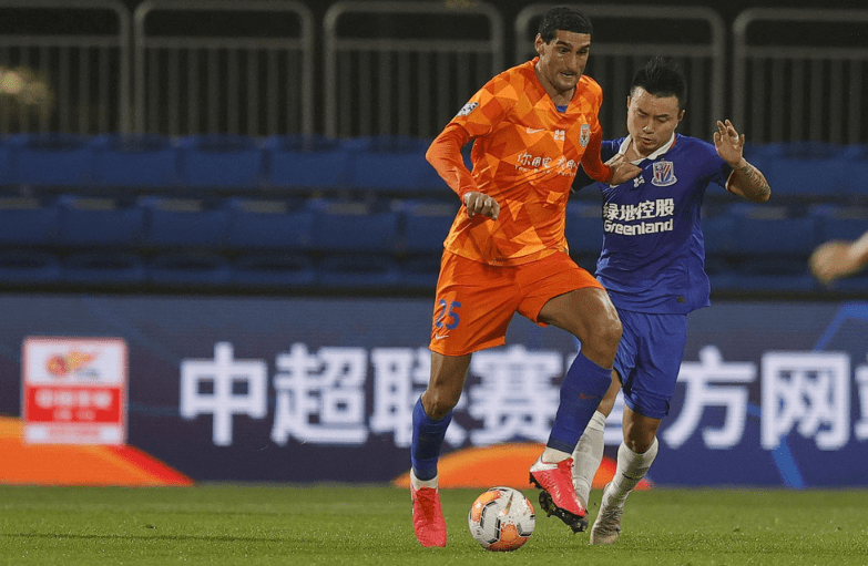 包含热门球队连败，教练组面临严峻考验的词条