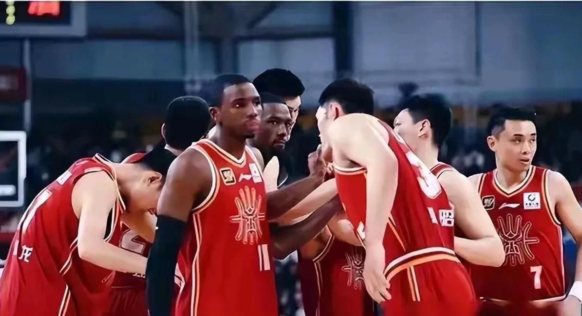 篮球联赛争夺激烈，球迷掀起狂欢潮的简单介绍