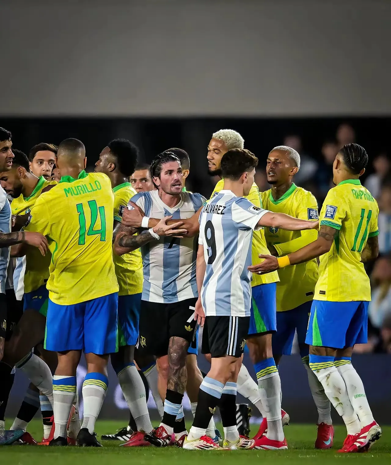 美洲足球热潮席卷，球员赛场碰撞