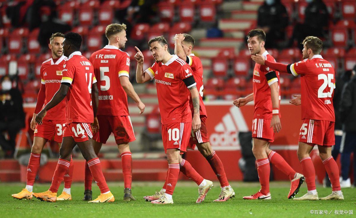 关于阿贾克斯客场战平波尔图，小组领跑之路的信息