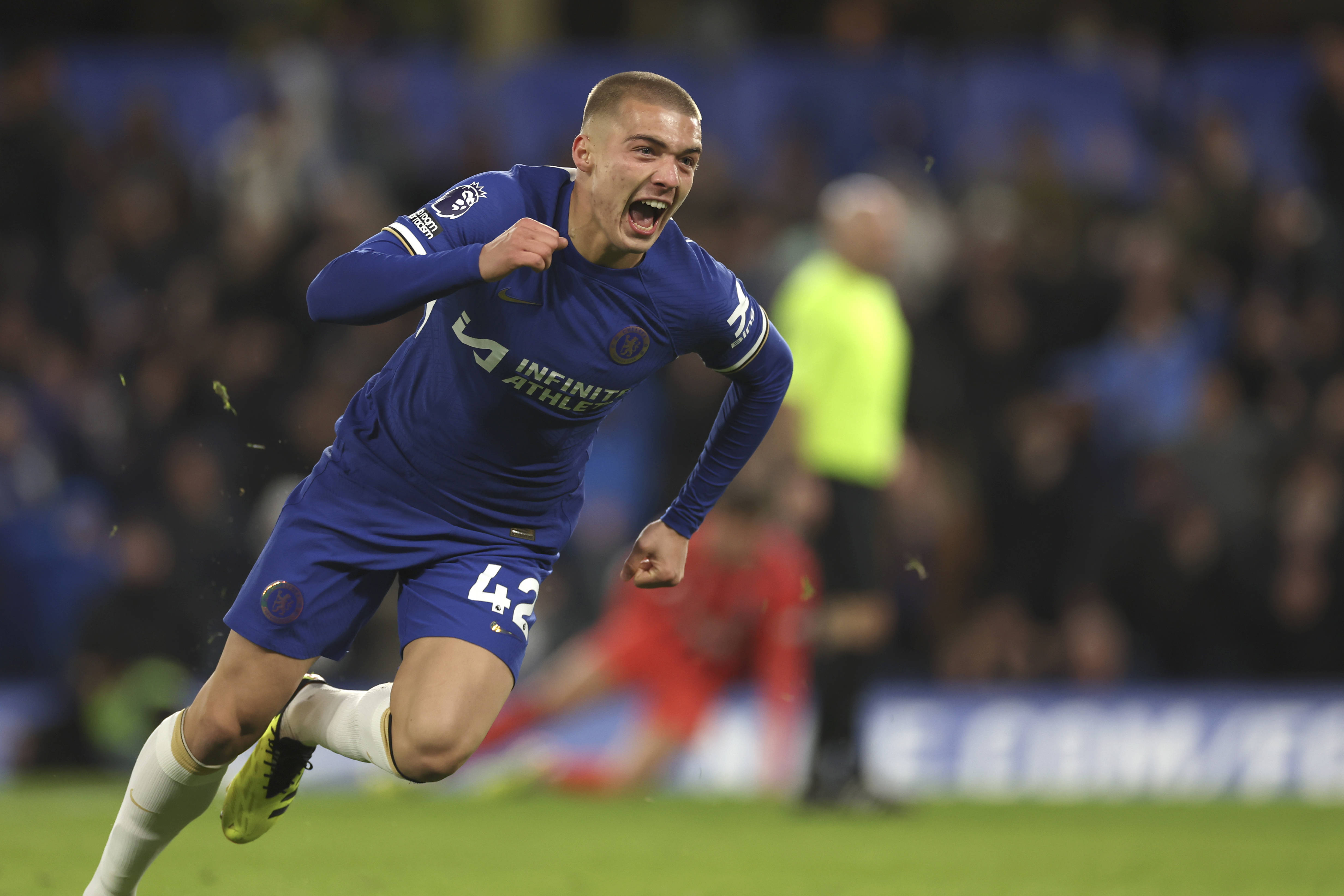 切尔西队员备战未来英超对决增进团结共赢