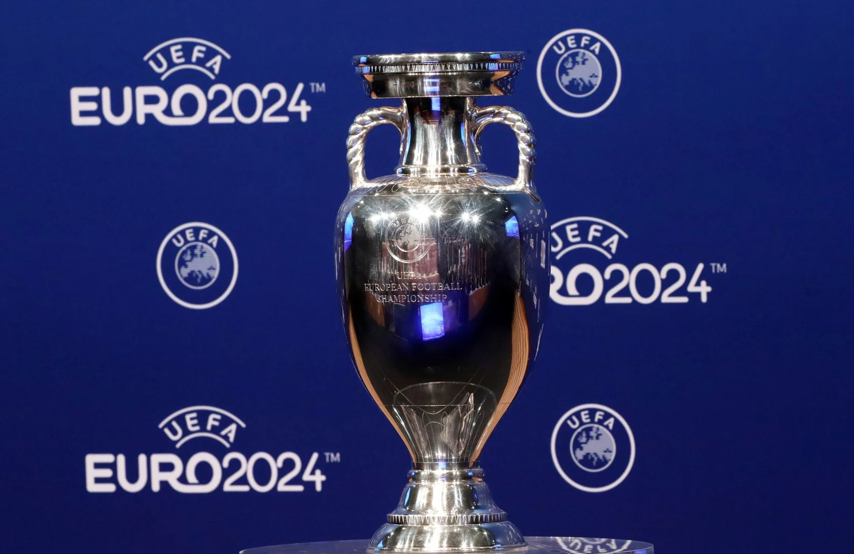 欧洲杯热门球队争夺金杯，悬念重重