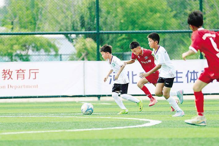 力争上游！足球比赛激烈角逐