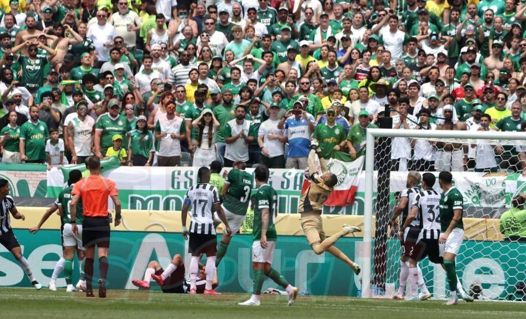 双方球队在场上展开激烈角逐