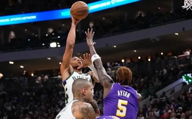 包含雄鹿完胜爵士，东契奇高光表现的词条